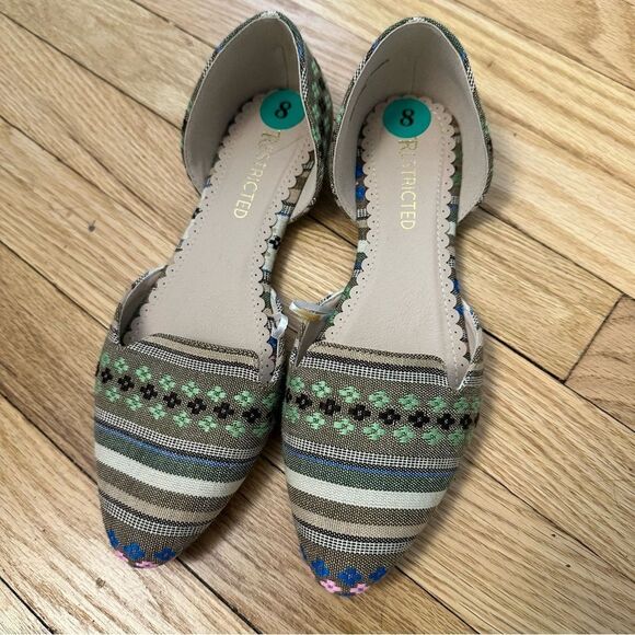 Restricted size 8 flats - Picture 1 of 6